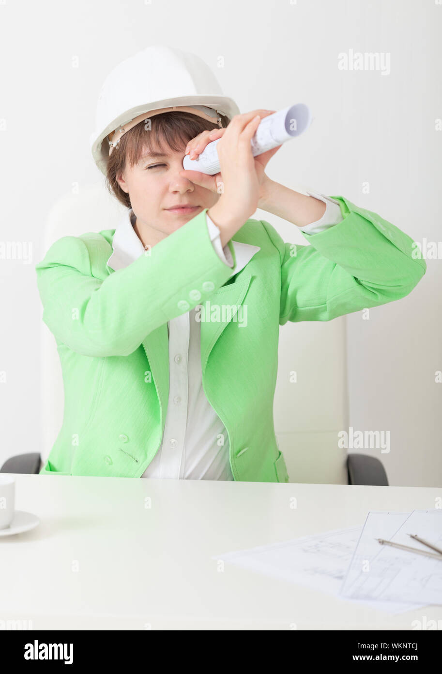 La ragazza in un casco guarda lontano attraverso il disegno Foto Stock