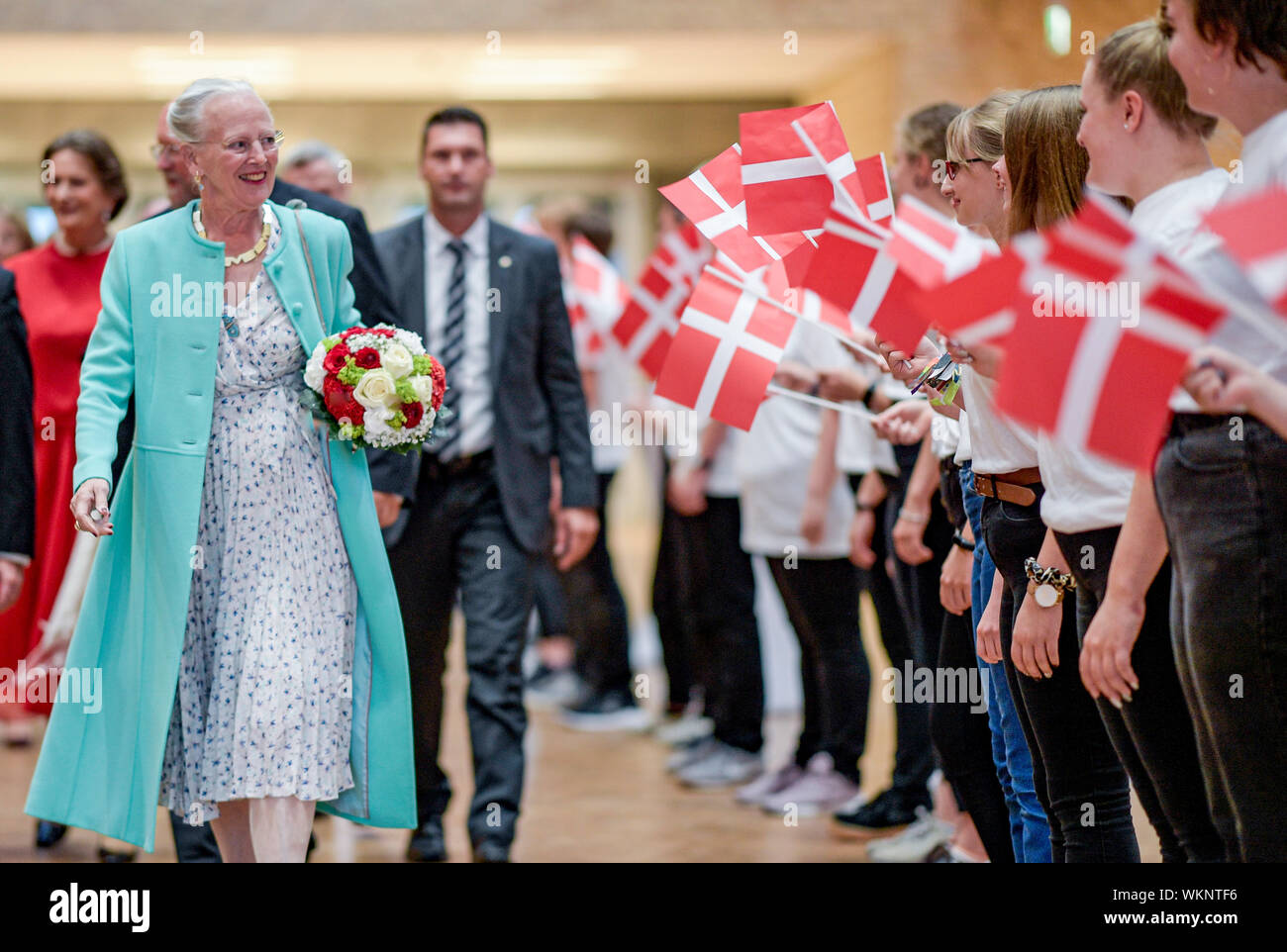 Flensburg, Germania. 04 Sep, 2019. La Danimarca la Regina Margrethe II. (L) A. P. Moller Skolen entra il banchetto. La regina si recherà in visita in Schleswig-Holstein per quattro giorni. Credito: Axel Heimken/dpa/Alamy Live News Foto Stock