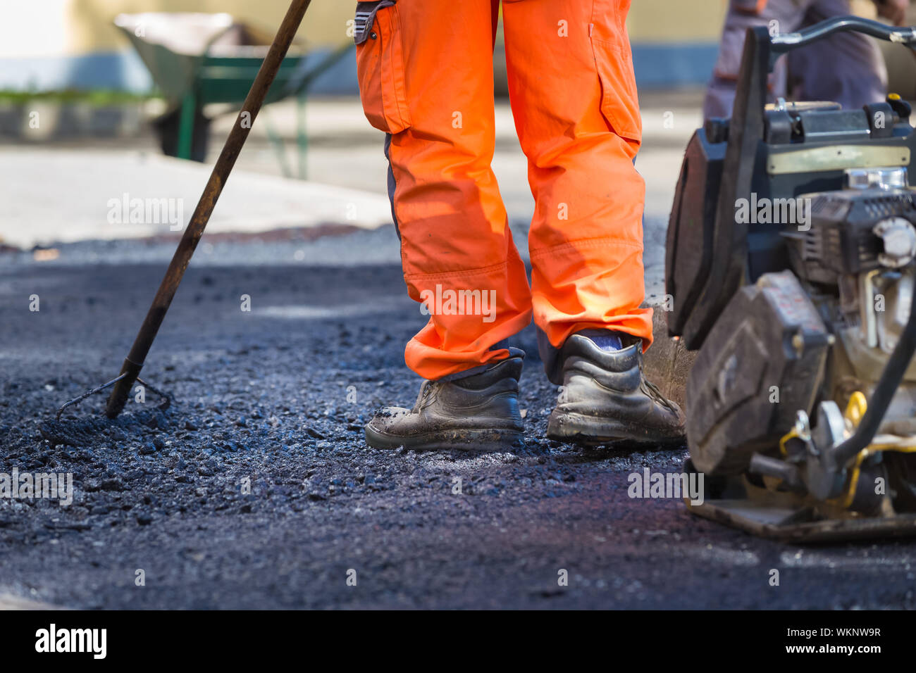 Rivestimento in asfalto il lavoro manuale. Foto Stock