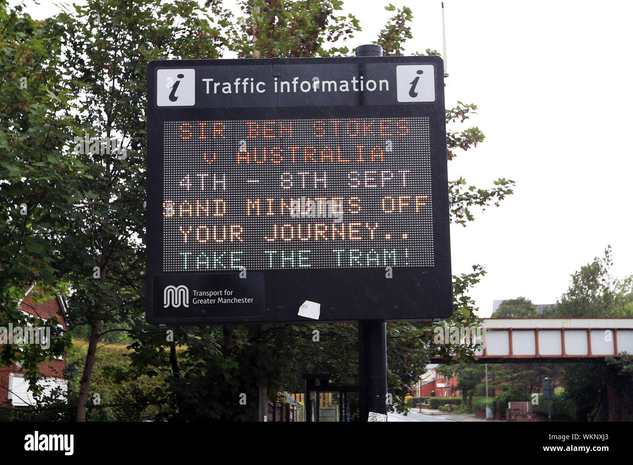 Di un sistema di trasporto per Greater Manchester informazioni sul traffico segno legge 'Sir Ben Stokes v Australia, 4 - 8 settembre, sabbia minuti spento il vostro viaggio.. Prendere il tram!' durante il primo giorno della quarta prova di ceneri a Emirates Old Trafford, Manchester. Foto Stock