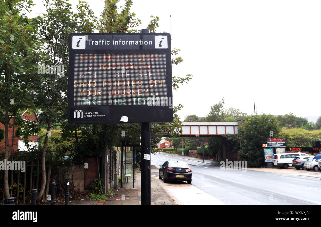 Di un sistema di trasporto per Greater Manchester informazioni sul traffico segno legge 'Sir Ben Stokes v Australia, 4 - 8 settembre, sabbia minuti spento il vostro viaggio.. Prendere il tram!' durante il primo giorno della quarta prova di ceneri a Emirates Old Trafford, Manchester. Foto Stock