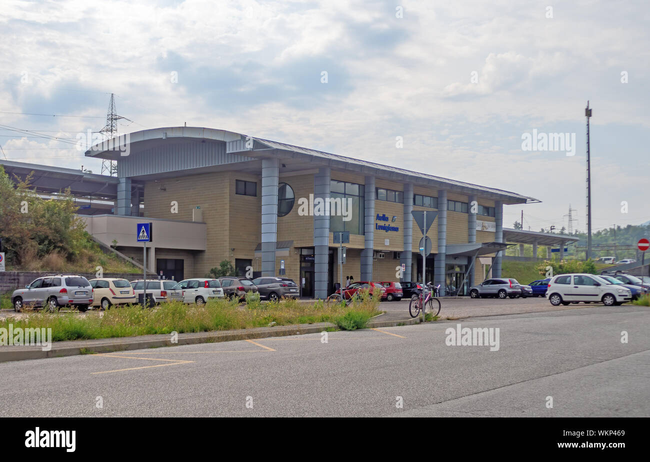 AULLA MASSA CARRARA, Italia - 28 agosto 2019: Aulla Lunigiana station serve ora linee che collegano tutta l'Italia. Foto Stock