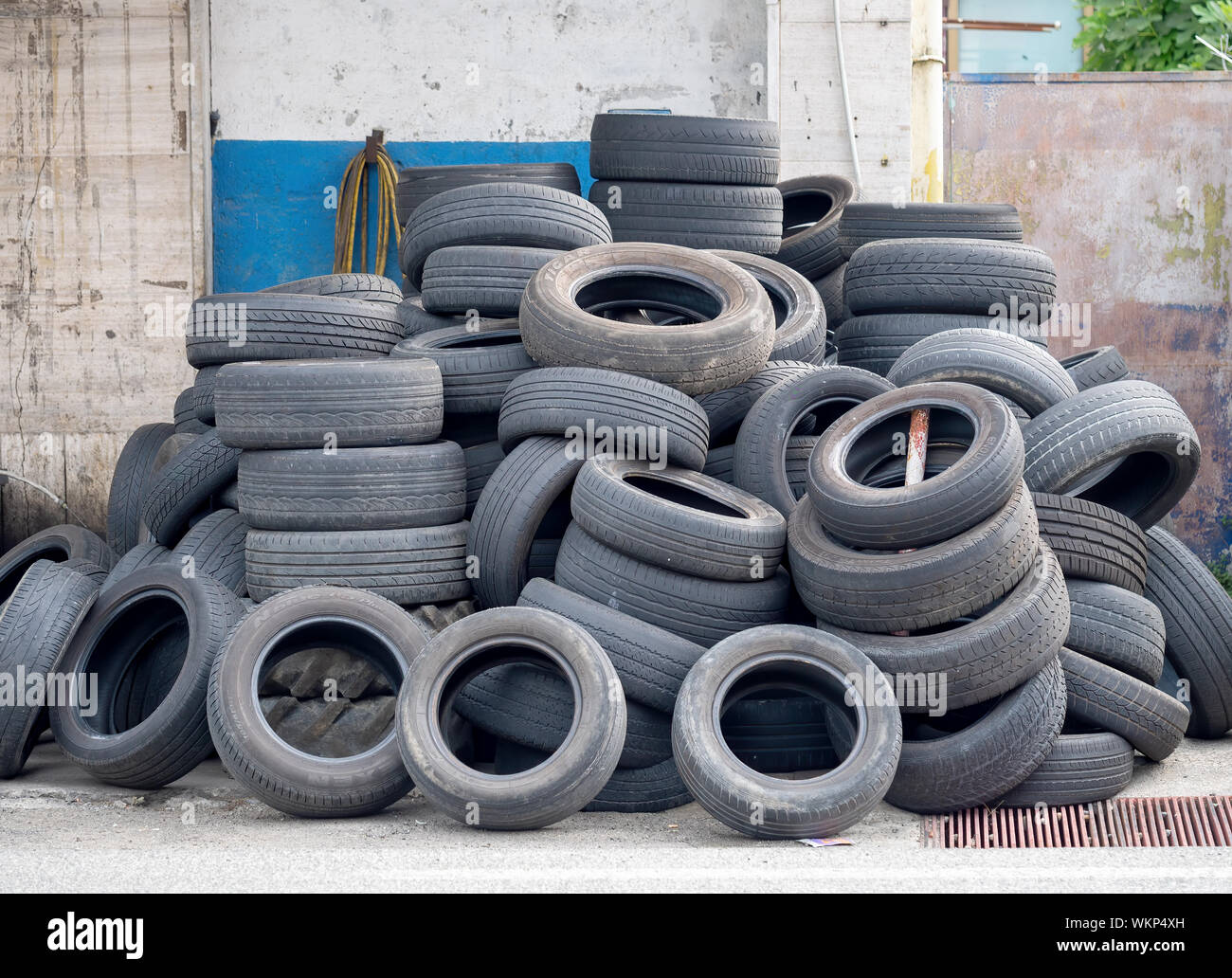 AULLA MASSA CARRARA, Italia - 28 agosto 2019: vecchia auto e pneumatici del veicolo, pneumatici di aspettare di essere smaltiti. Foto Stock