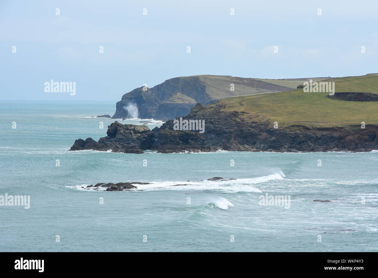 Vista del North Cornwall costa vicino a Padstow con il mare, scogliere e rocce Foto Stock