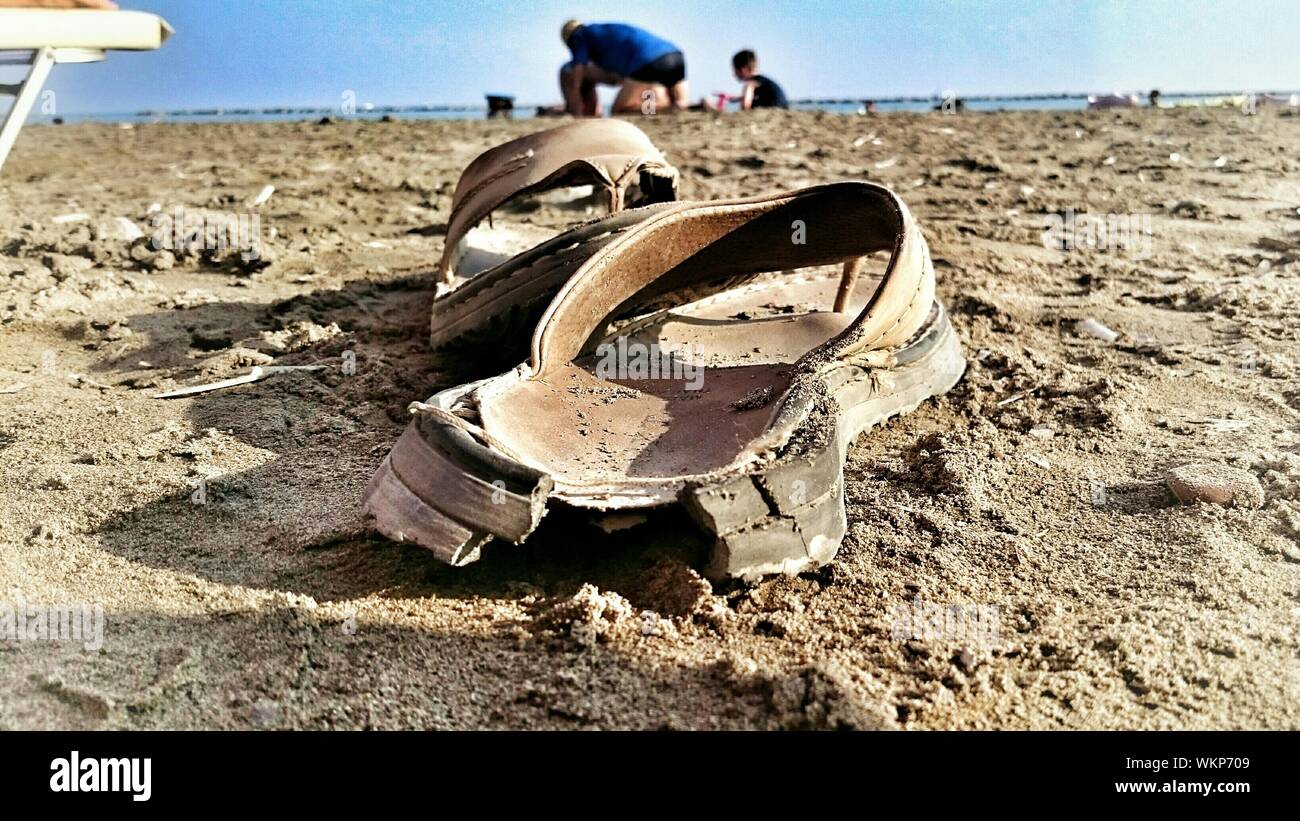 Abbandonate le ciabatte sulla spiaggia sabbiosa Foto stock - Alamy