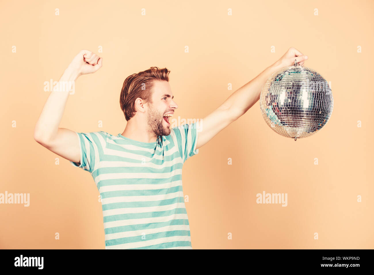 Miglior party. happy party-goer. tempo di festa. Festa di compleanno. il Natale o il nuovo anno di vacanza. l uomo Ballare in discoteca. avendo divertimento. consente a festeggiare. prom party. event manager. L'uomo con la palla da discoteca. Foto Stock
