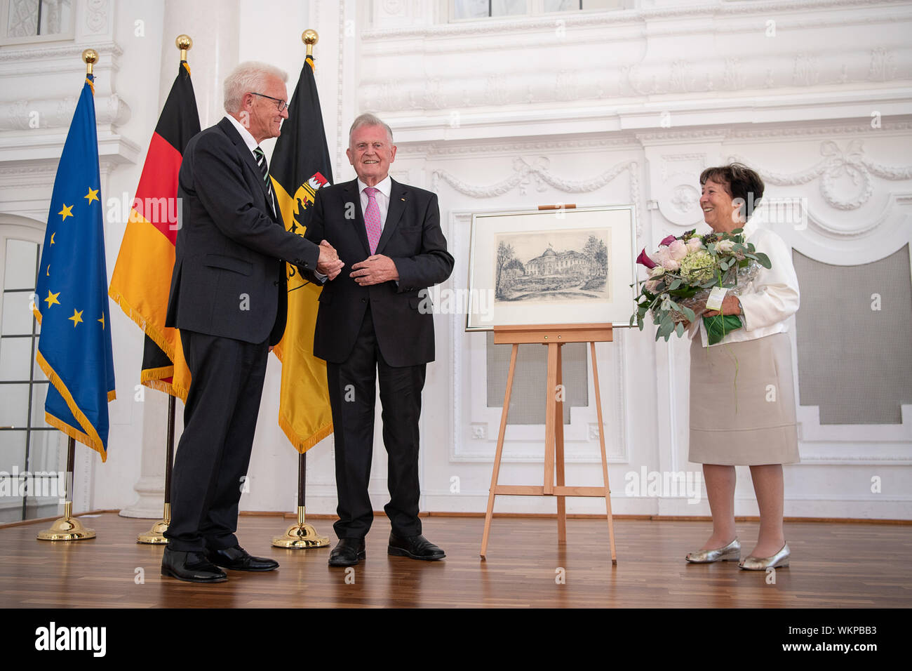 Stuttgart, Germania. 04 Sep, 2019. Winfried Kretschmann (Bündnis 90/Die Grünen, l-r), il primo ministro del Land Baden-Württemberg, si congratula con Erwin Teufel (CDU), ex Primo Ministro del Baden-Württemberg, durante un ricevimento in Teufels ottantesimo compleanno. Accanto a loro si erge il diavolo la moglie Edeltraud. Erwin Teufel spire 80 oggi. Credito: Sebastian Gollnow/dpa/Alamy Live News Foto Stock