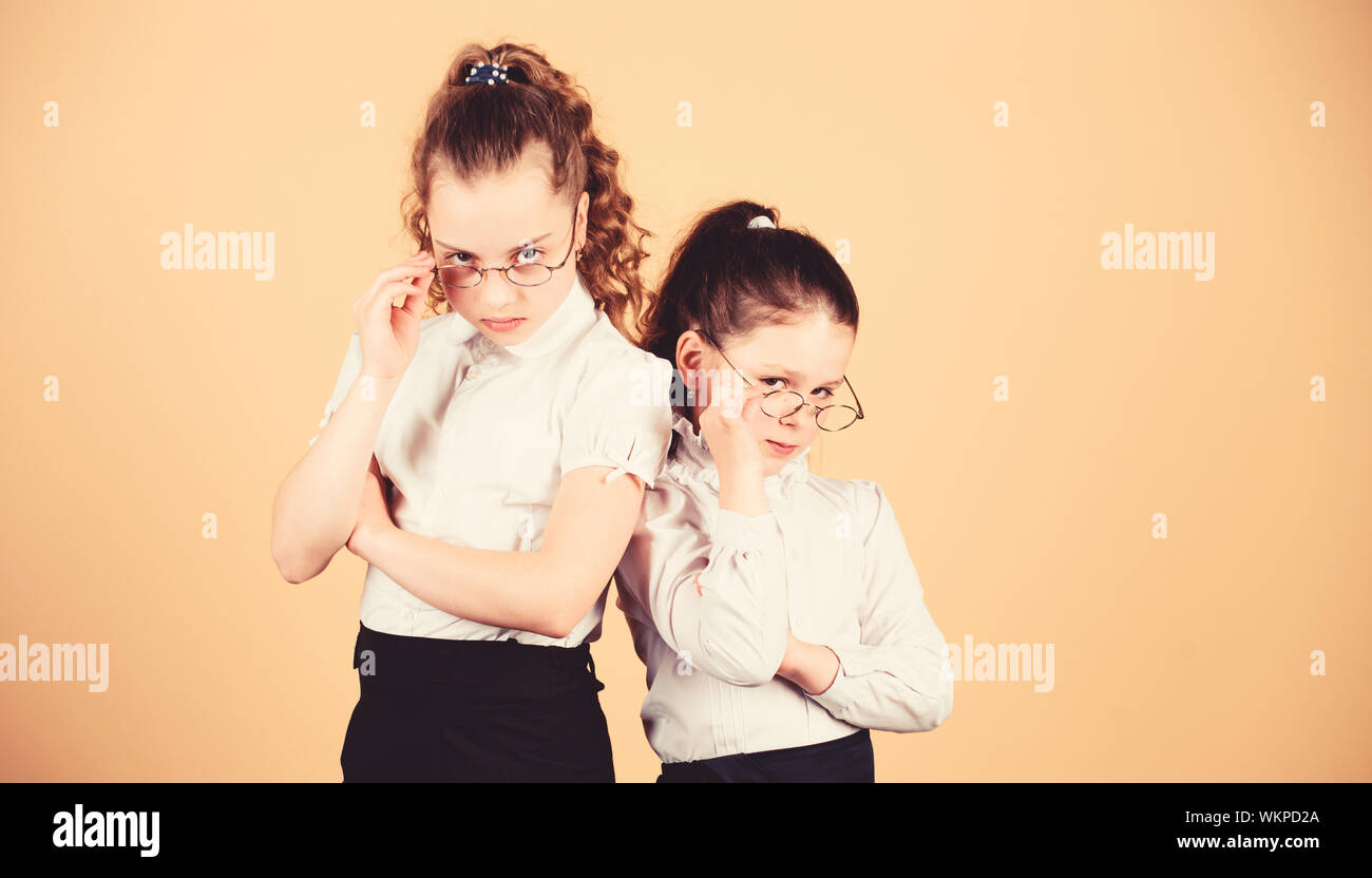 Piccole ragazze in uniformi scolastiche. fiduciosi studenti. amicizia per sempre. torna a scuola. studio concetto. smart le piccole bambine a lezione. Concetto di homeschooling. grave le piccole bambine. copia di spazio. Foto Stock