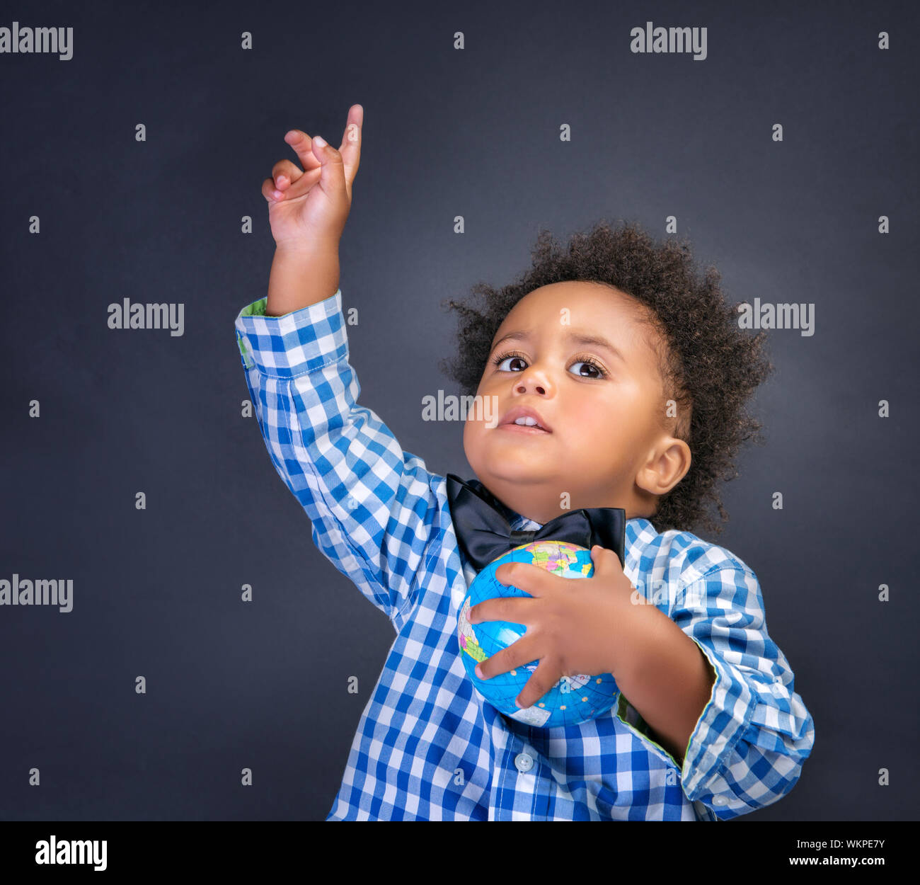 Felice preschooler scoprendo il mondo Foto Stock