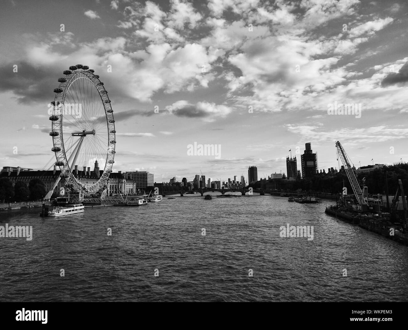 London Eye sulla riva sud del fiume Tamigi Foto Stock