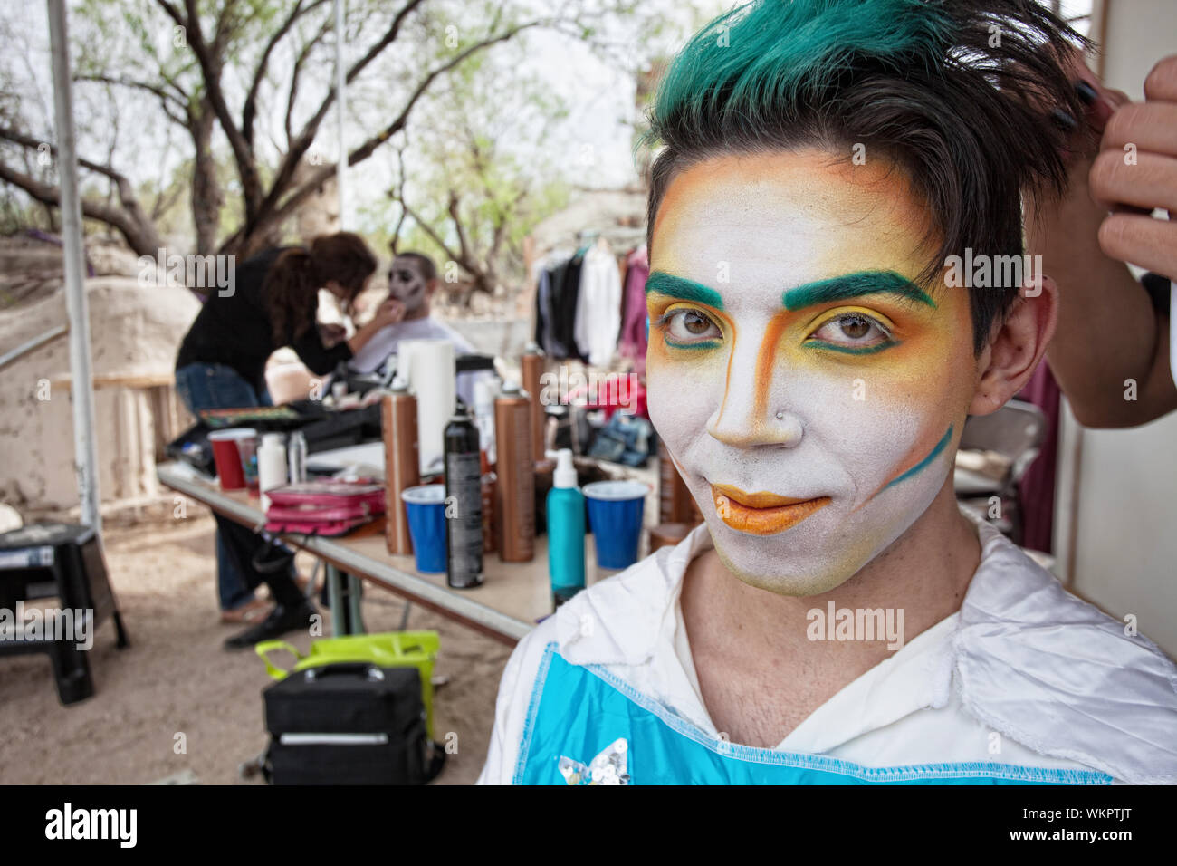 Bel giovane ispanico cirque attore con viso trucco Foto Stock