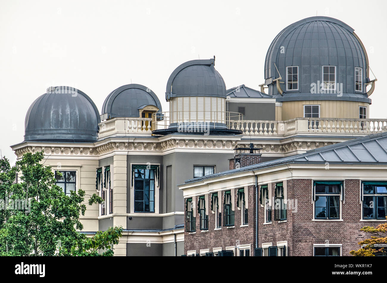 Leiden, Paesi Bassi, 3 Settembre 2019: il vecchio osservatorio di Leida università in un edificio neoclassicist con quattro cupole sul tetto Foto Stock