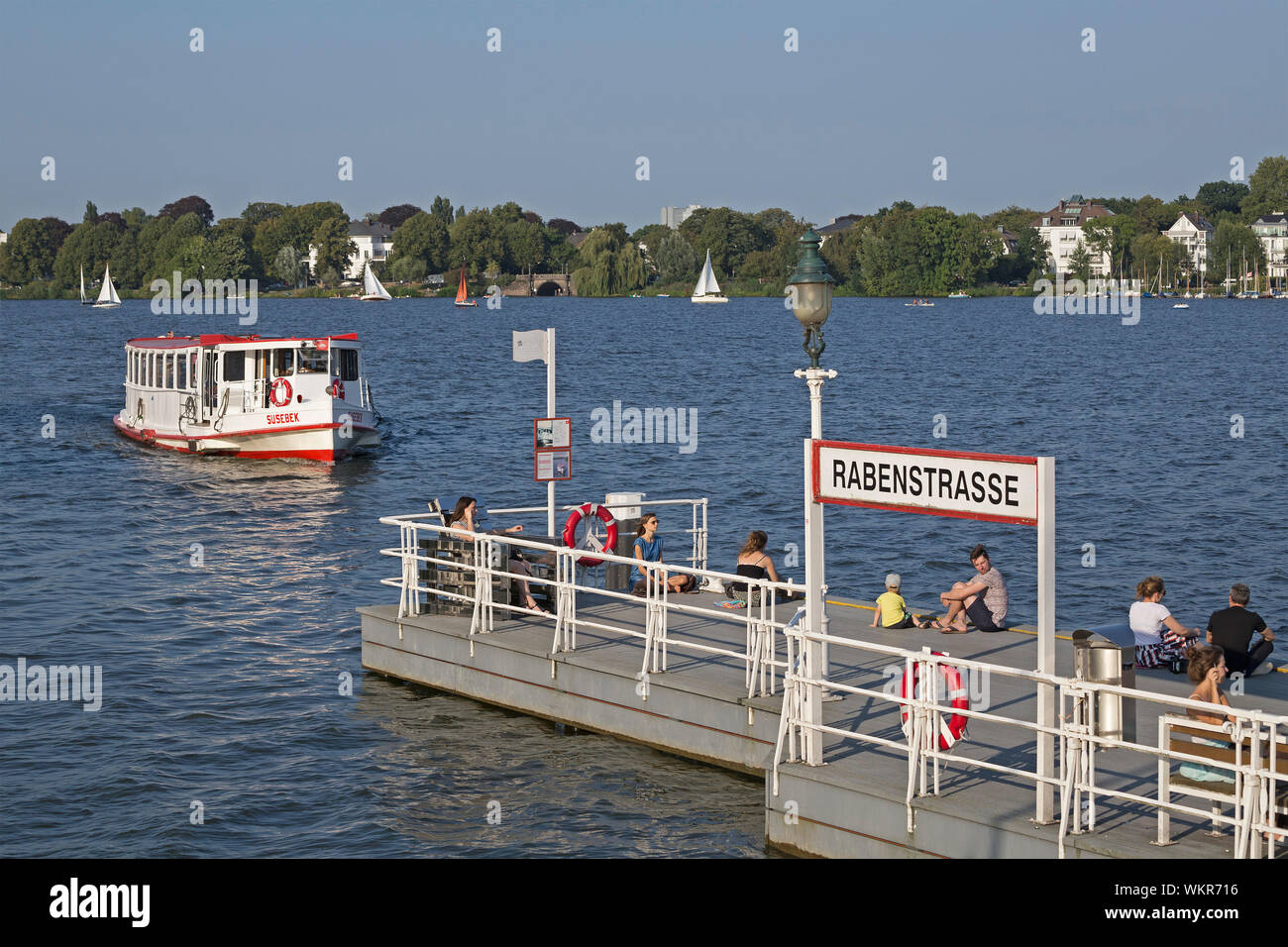 Traghetto sul Lago Alster esterno, ponte traghetto Rabenstrasse, Amburgo, Germania Foto Stock