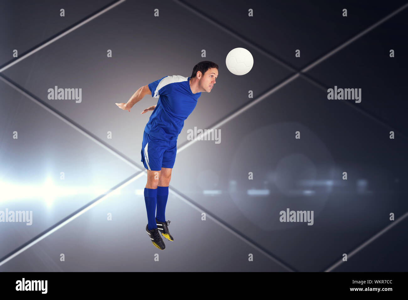 Giocatore di football in blu jumping contro schermo futuristico con linee Foto Stock