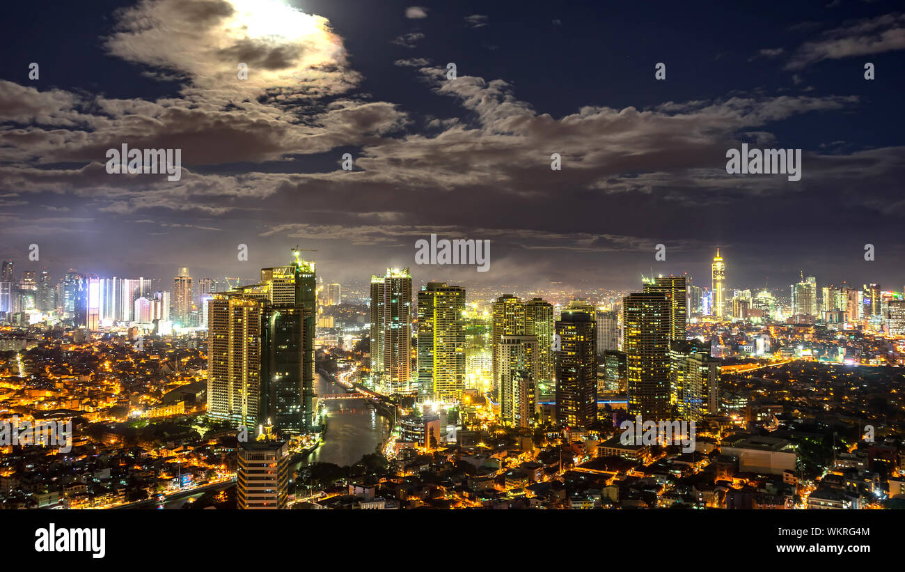 Vista sulla skyline illuminato di Makati durante il tramonto. Foto Stock
