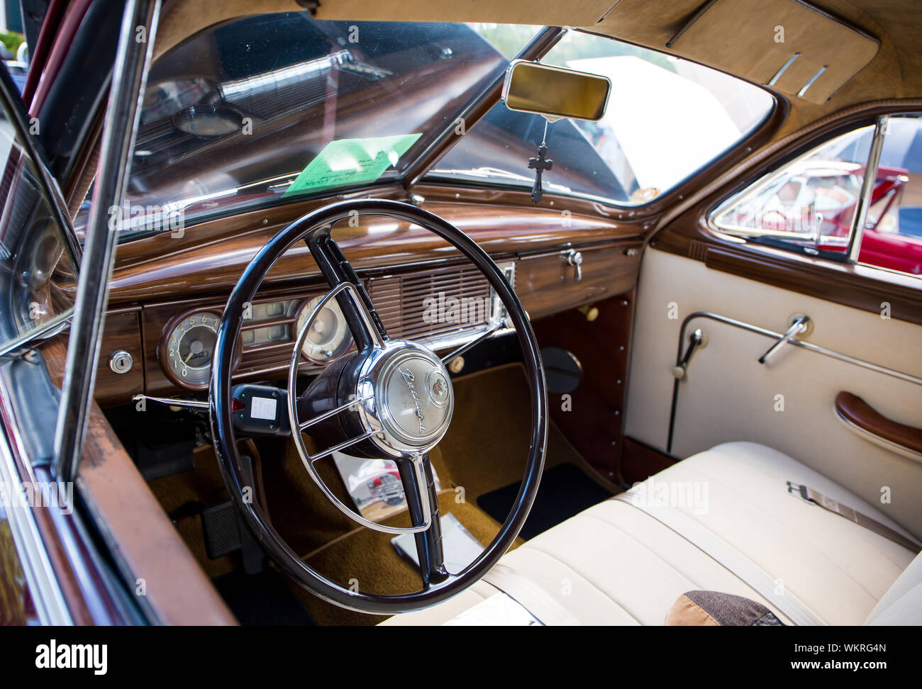 Vista interna di un classico 1948 Packard automobile sul visualizzatore in corrispondenza di un classico auto show di Matthews, North Carolina. Foto Stock