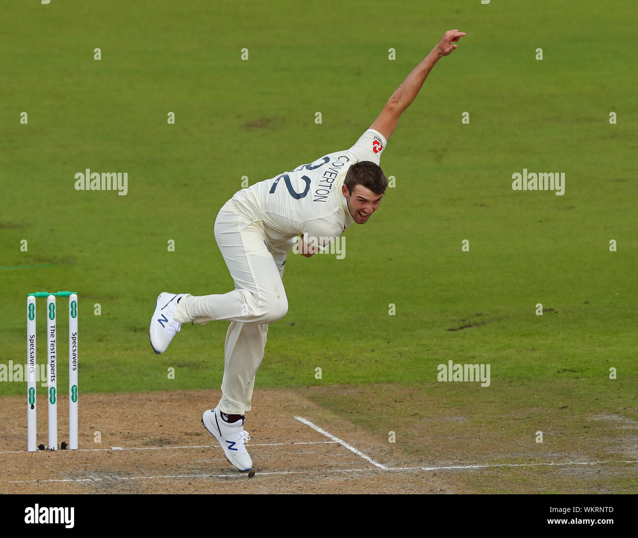 MANCHESTER, Inghilterra. 04 SETTEMBRE 2019: Craig Overton di Inghilterra bowling durante il primo giorno del quarto Specsavers Ceneri Test Match, a Old Trafford Cricket Ground, Manchester, Inghilterra. Foto Stock