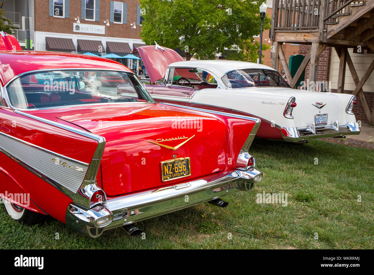 Vista posteriore del 1956 e il 1957 Chevy Bel Air automobili sul visualizzatore in corrispondenza di un Matthews, North Carolina, classic car show. Foto Stock