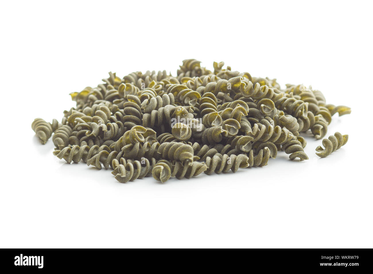 Non cotte pasta colorata con sapore di spinaci isolati su sfondo bianco. Foto Stock