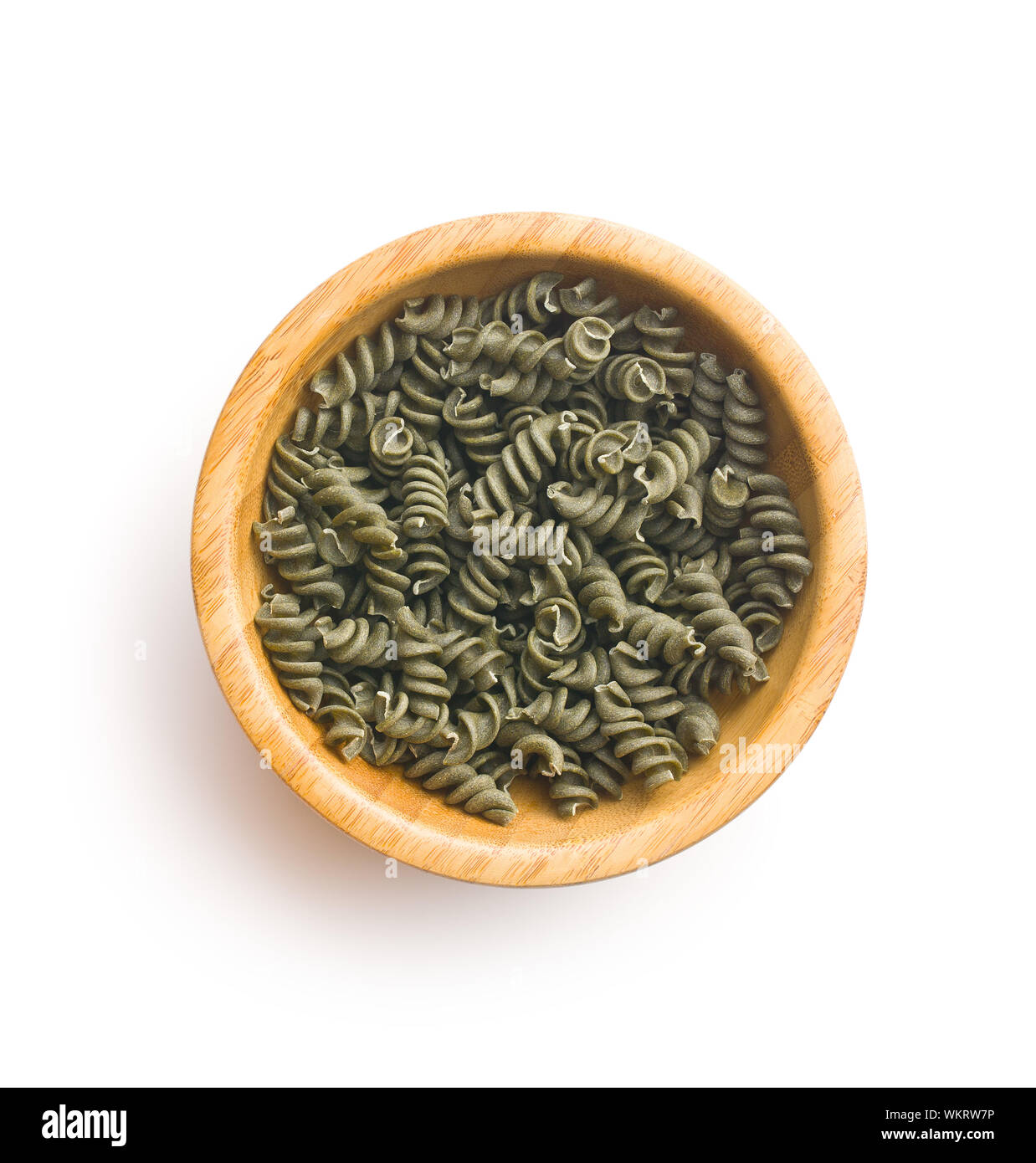 Non cotte pasta colorata con sapore di spinaci isolati su sfondo bianco. Foto Stock