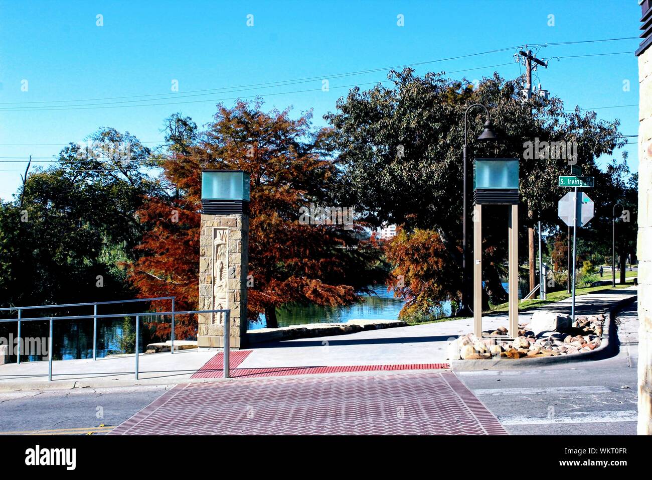 Caduta foglie lungo il fiume a piedi in SanAngelo, Texas USA Foto Stock