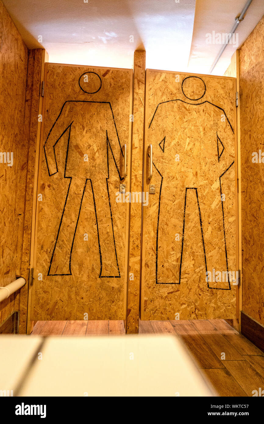 Disegnate il contorno di un uomo sul chip di legno porte in un gents wc Foto Stock