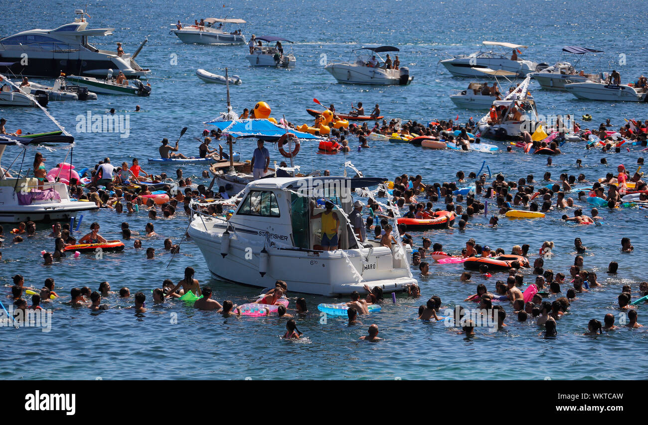 Can Picafort, Maiorca / Spagna - Agosto 15, 2019: le persone godono di un tradizionale gomma anatre buttare in acqua nella spiaggia di Can Picafort Mallorca Foto Stock