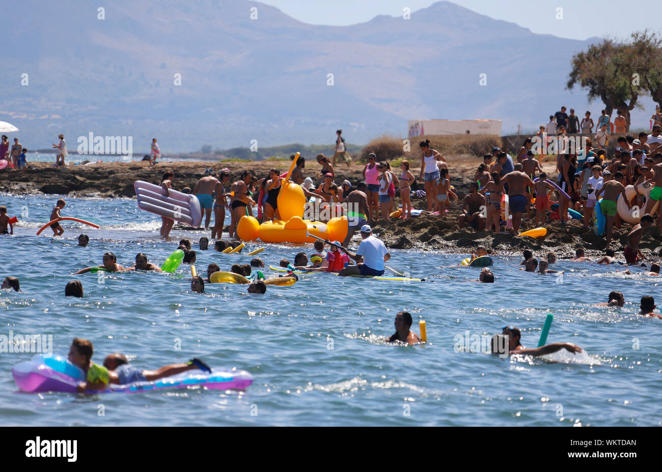 Can Picafort, Maiorca / Spagna - Agosto 15, 2019: le persone godono di un tradizionale gomma anatre buttare in acqua nella spiaggia di Can Picafort Mallorca Foto Stock