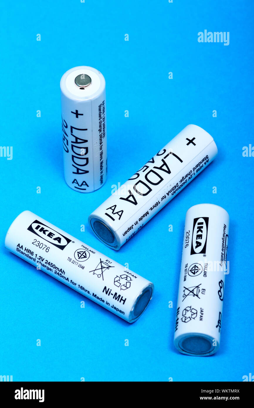 Ikea quattro batterie AA 2450 mah ricaricabili isolata su uno sfondo blu -  EDITORIALE Foto stock - Alamy
