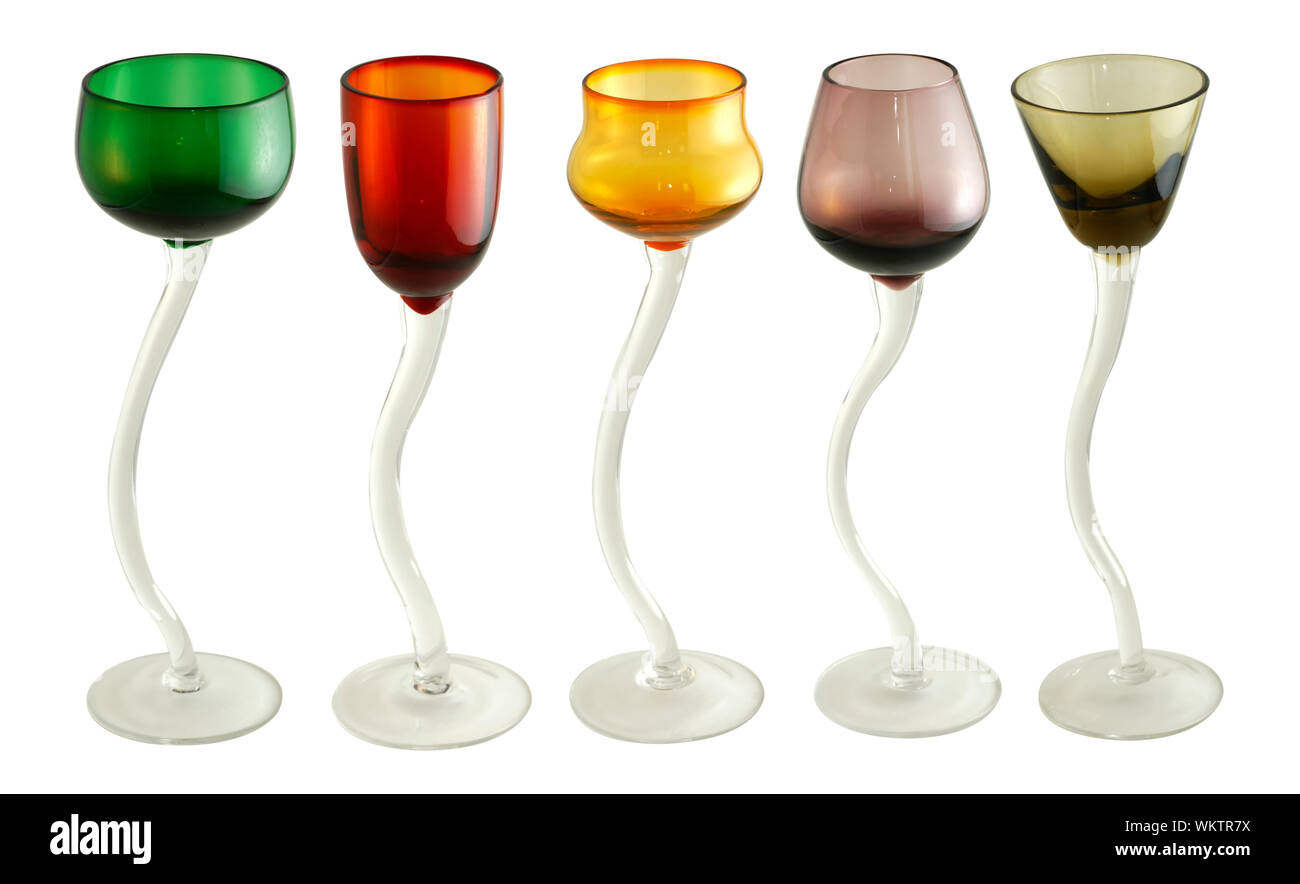 Divertimento coloratissimo handcrafted coktail occhiali con impugnatura curva isolata su bianco. Foto Stock