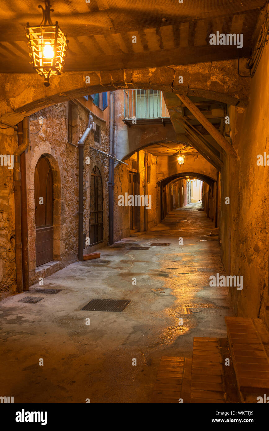 Le strette vie Dolceacqua. Un suggestivo borgo medievale della provincia di Imperia Liguria, Italia Foto Stock