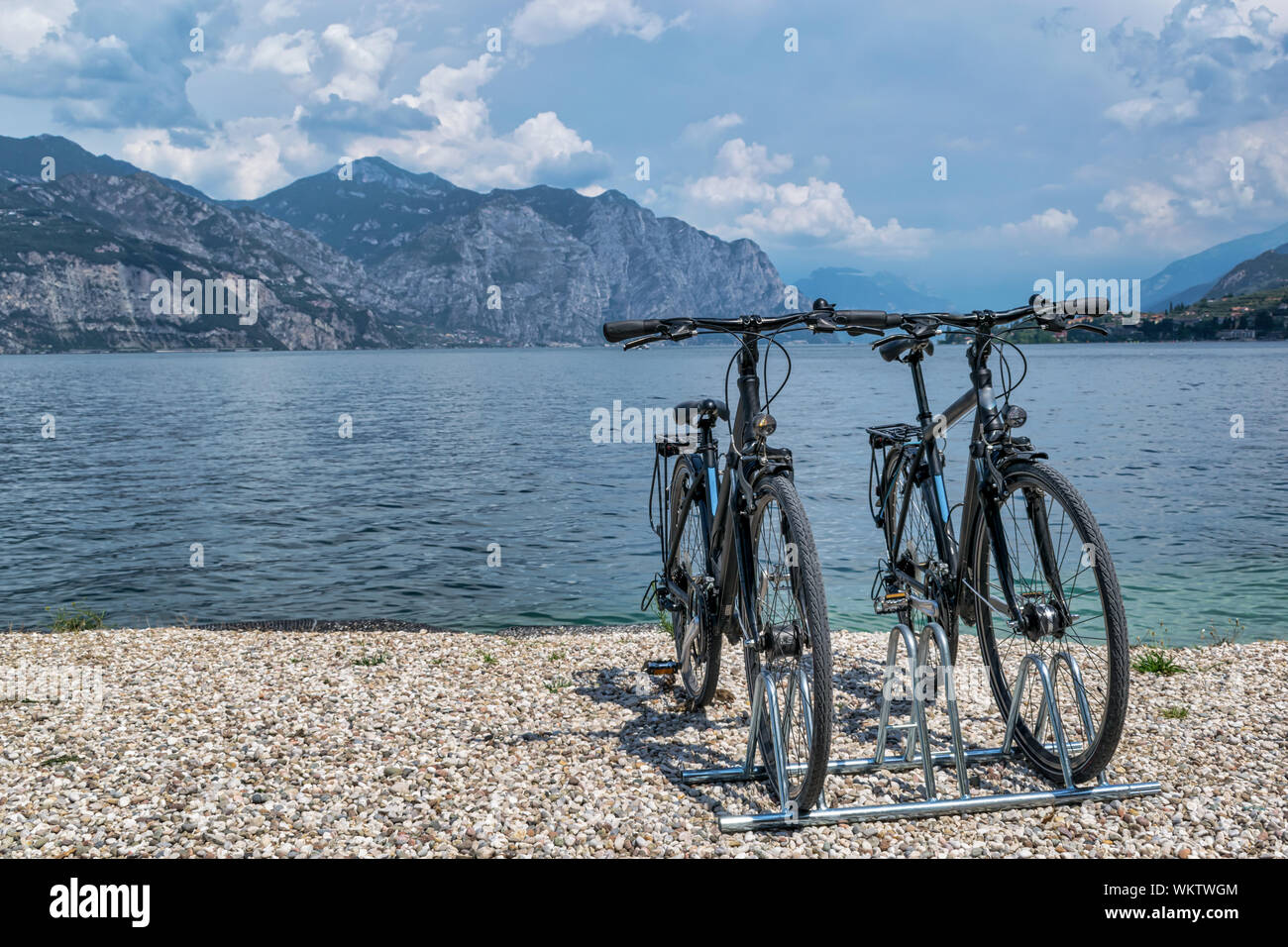 Due mountain bike su una spiaggia sul lago di Garda in Italia. Foto Stock