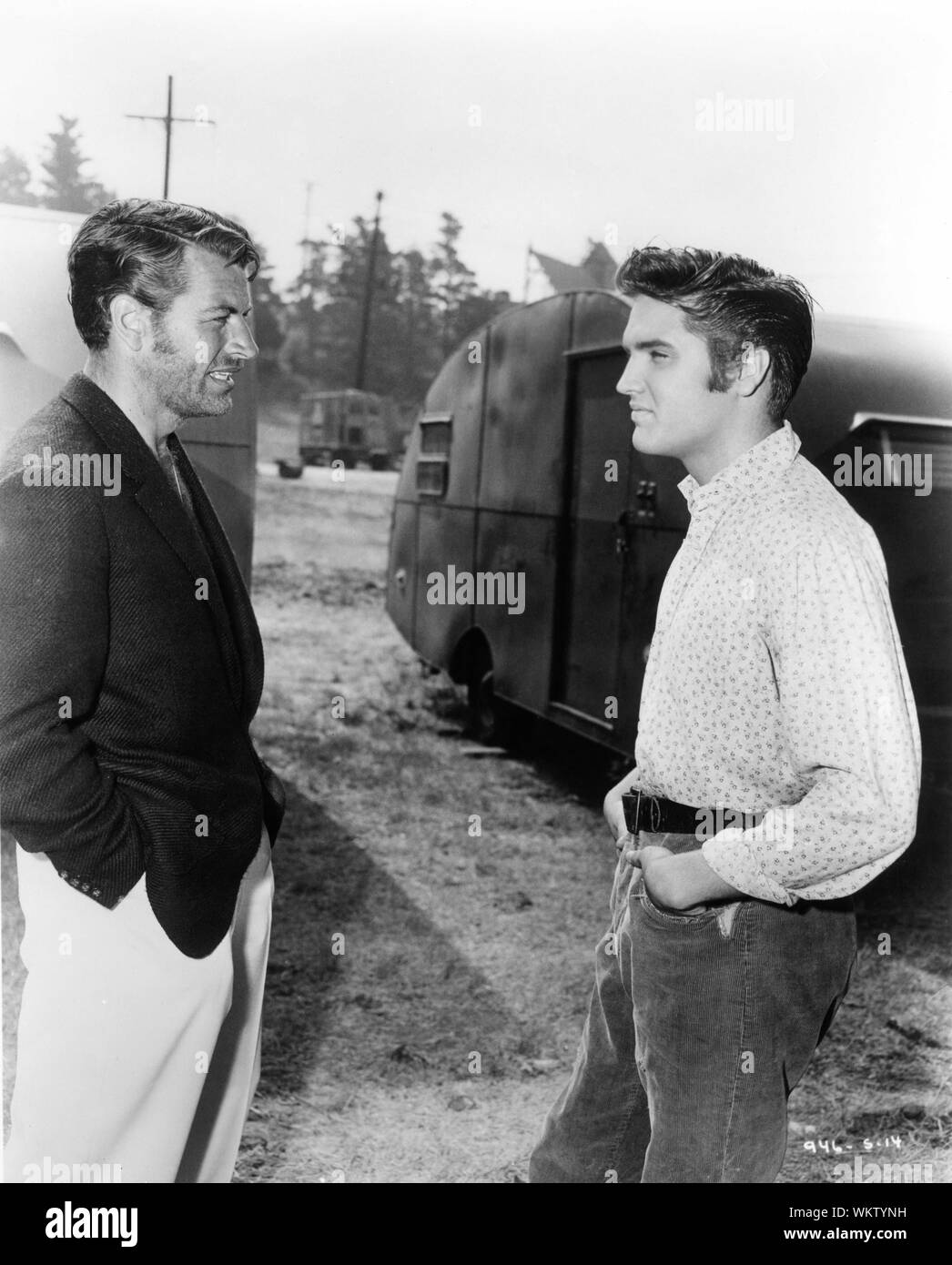 ELVIS PRESLEY E RICHARD EGAN su Imposta posizione candida riprese LOVE ME TENDER 1956 Direttore Robert D. Webb Twentieth Century Fox Foto Stock