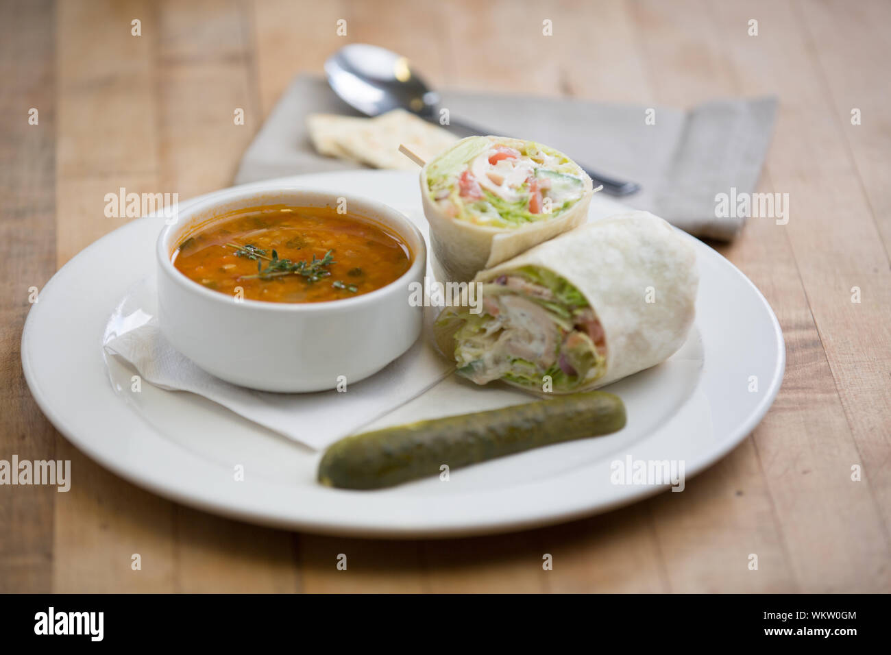 Zuppa e avvolgere servita su piastra bianca Foto Stock