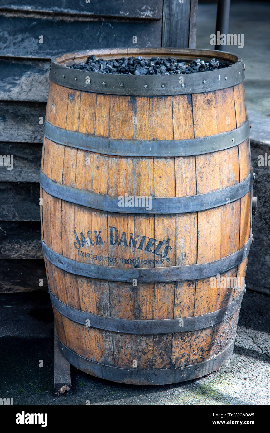 Lynchburg, Tennessee - 27 Agosto 2019 : carboncino all'interno iconico carbonizzati botte di rovere al Jack Daniels distillery di Lynchburg, Tennessee sulla Tenn Foto Stock
