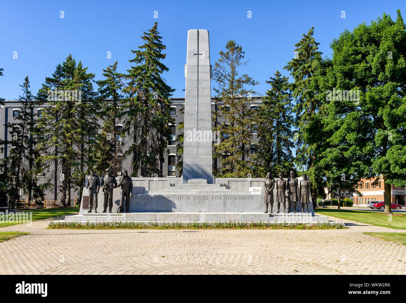 Brantford, Ontatio, Canada, 11 Giugno 2018: Il Brant County War Memorial monumento fu progettato nel moderno stile Art Deco, dello scultore Walter S. tutti Foto Stock