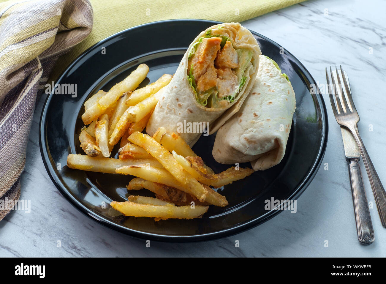 Grigliata di buffalo sandwich di pollo wrap con lattuga romana bleu formaggio e patatine fritte Foto Stock