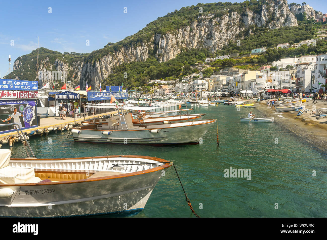 Isola di Capri - Agosto 2019: piccole imbarcazioni ormeggiate sul lungomare del porto sull'Isola di Capri Foto Stock