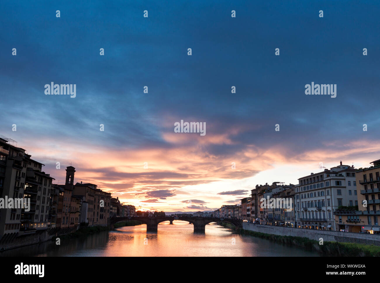 Il suggestivo tramonto primaverile sopra l'Arno. Firenze, Toscana. Italia Foto Stock