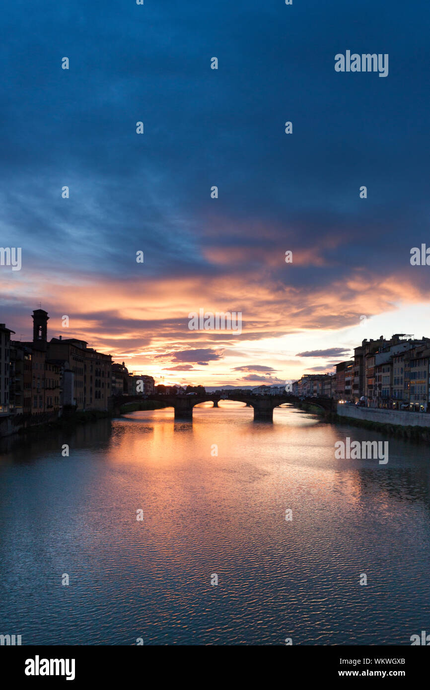 Il suggestivo tramonto primaverile sopra l'Arno. Firenze, Toscana. Italia Foto Stock