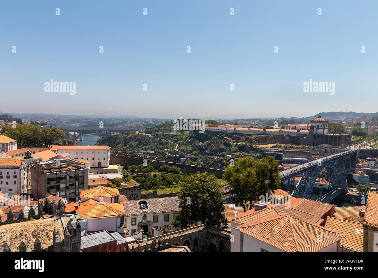 Vista di Vila Nova de Gaia con il monastero di Serra do Pilar e ponte Dom Luis Foto Stock