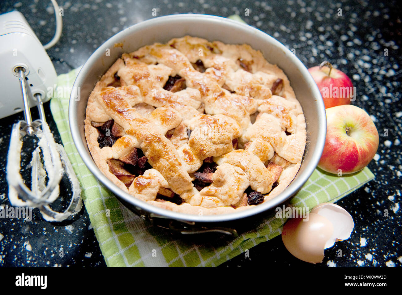 Baing la torta di mele in cucina con uova e frutta Foto Stock