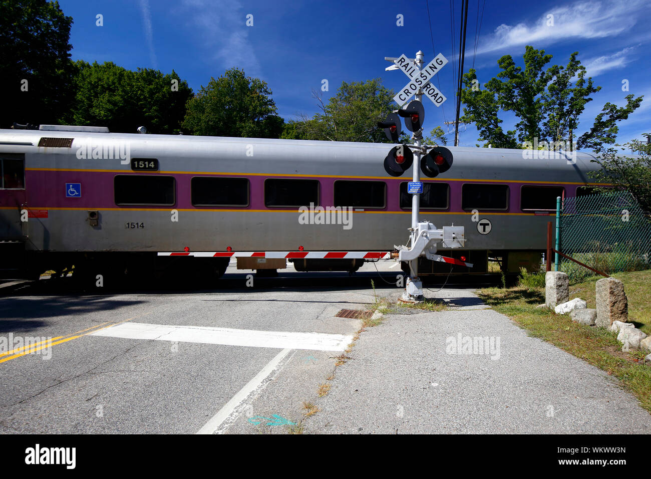 Un Massachusetts Bay Transportation Authority (MBTA) treno in corrispondenza di un incrocio di grado Foto Stock