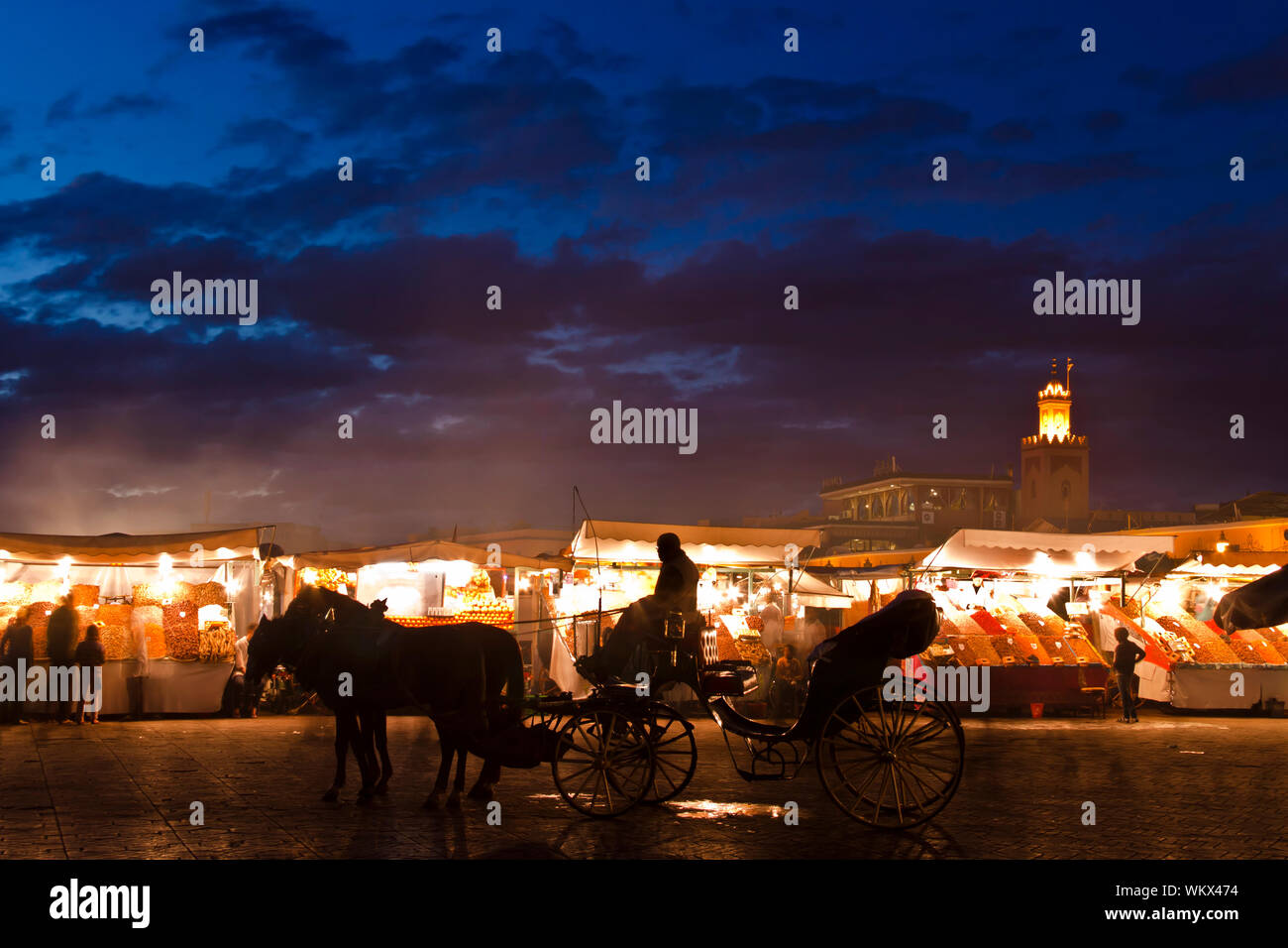 Piazza Jema El Fna, sito patrimonio mondiale dell'UNESCO a Marrakech Foto Stock