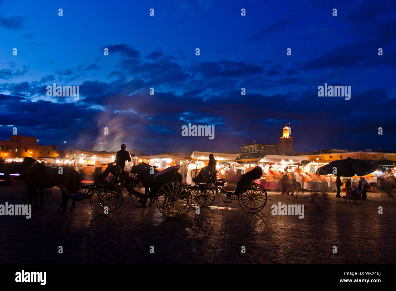 Piazza Jema El Fna, sito patrimonio mondiale dell'UNESCO a Marrakech Foto Stock