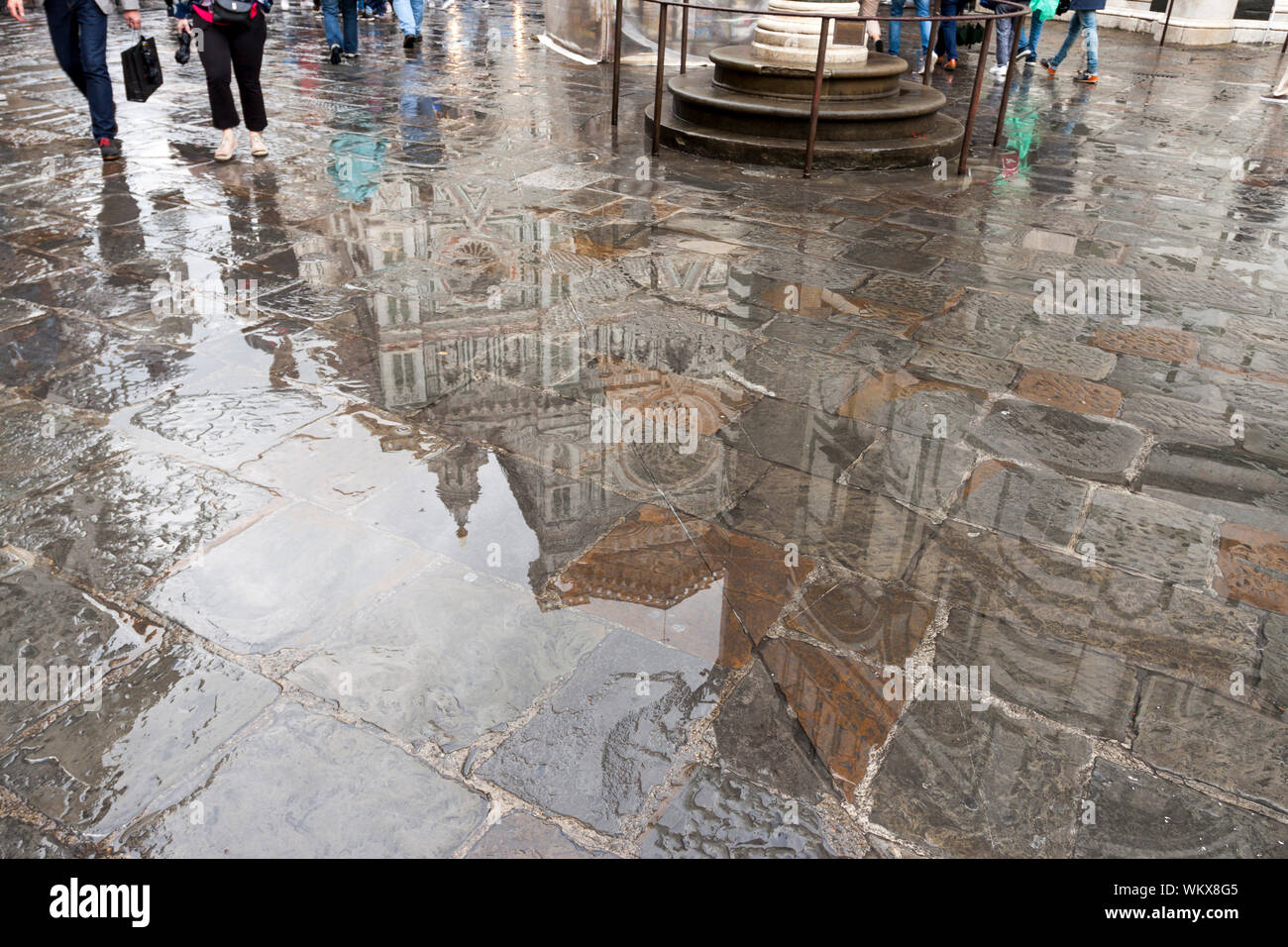 Cattedrale della città si riflette in una piscina di acqua. Firenze, Toscana. Italia Foto Stock