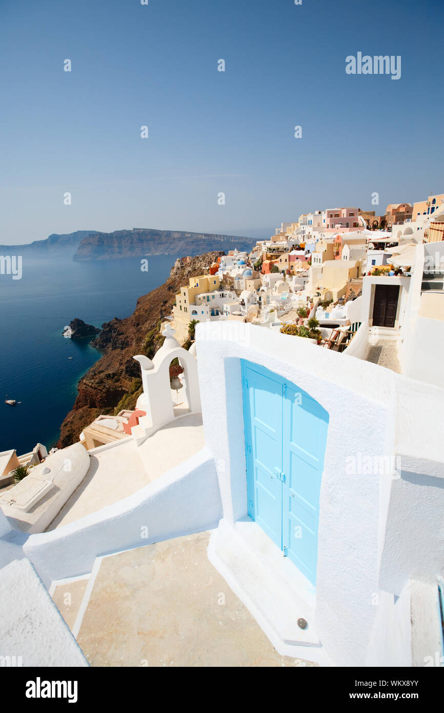 Villaggio di Oia e spettacolare caldera che circonda la bella isola di Santorini, Grecia Foto Stock