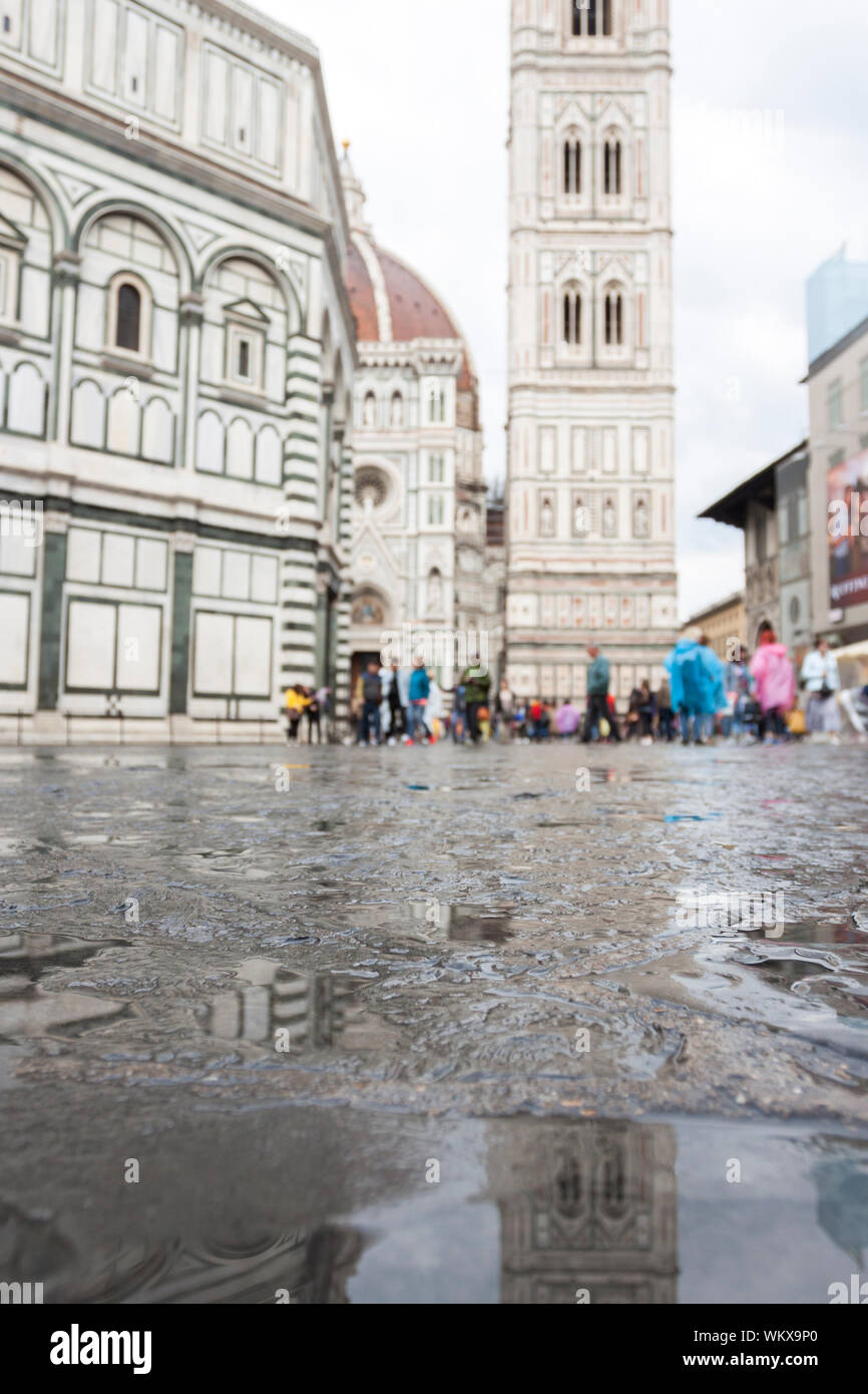 Cattedrale della città si riflette in una piscina di acqua. Firenze, Toscana. Italia Foto Stock