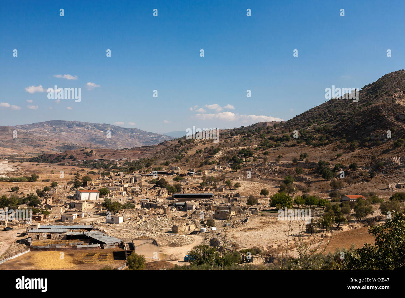 Il villaggio abbandonato di Souskioú: abitazioni in rovina in un ex enclave turco in lingua greca di Cipro. Gli agricoltori moderni hanno preso il sopravvento su parti del villaggio per Foto Stock