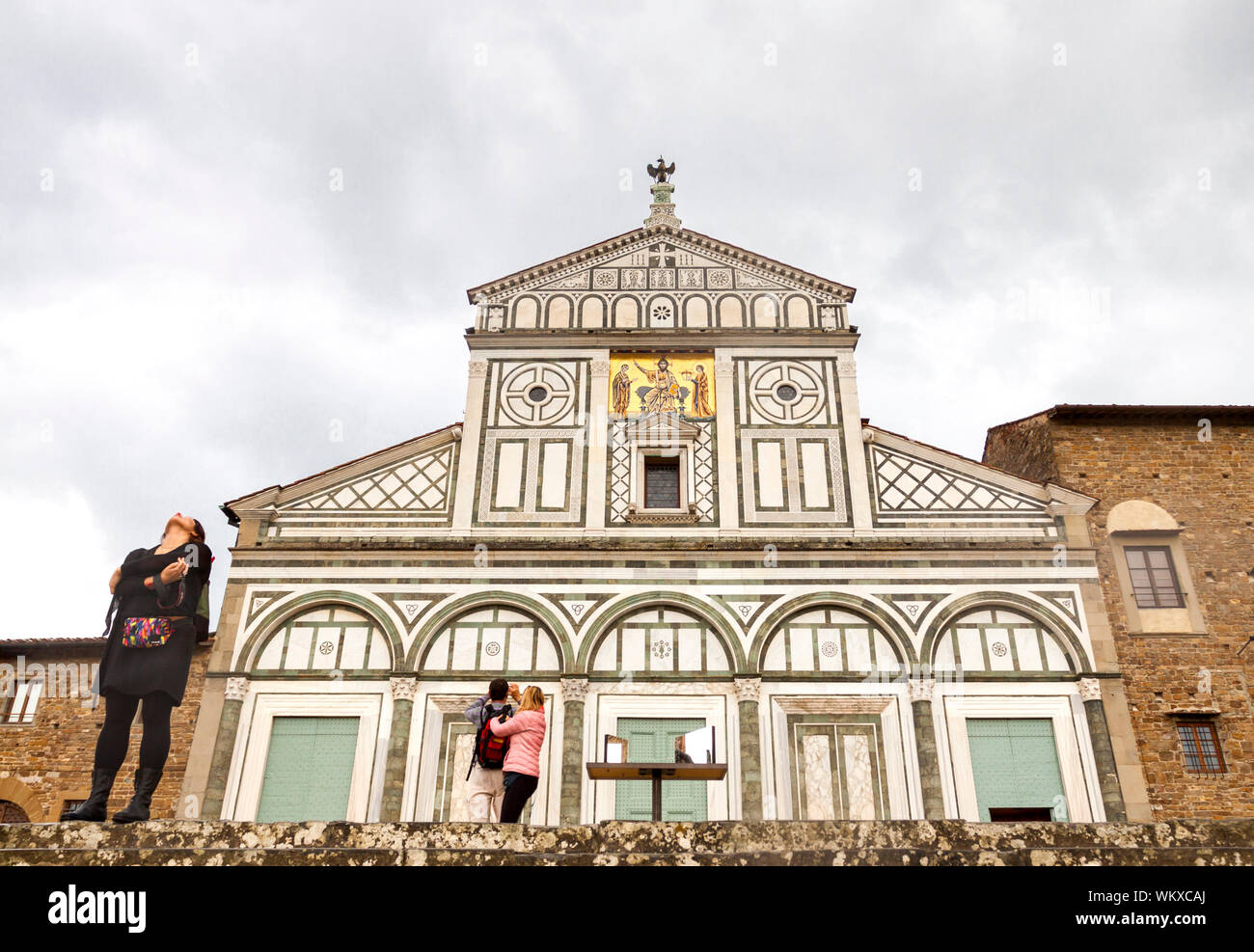 La facciata dell'abbazia di San Miniato al Monte dopo la tempesta. Firenze, Toscana. Italia Foto Stock